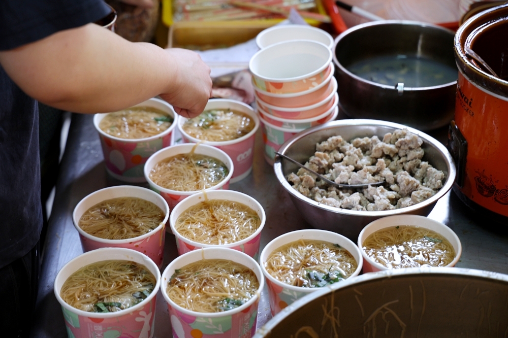 台中第五市場必吃！樂群手工麵線綜合款，大腸蚵仔肉羹一次滿足，在地人激推的銅板美味