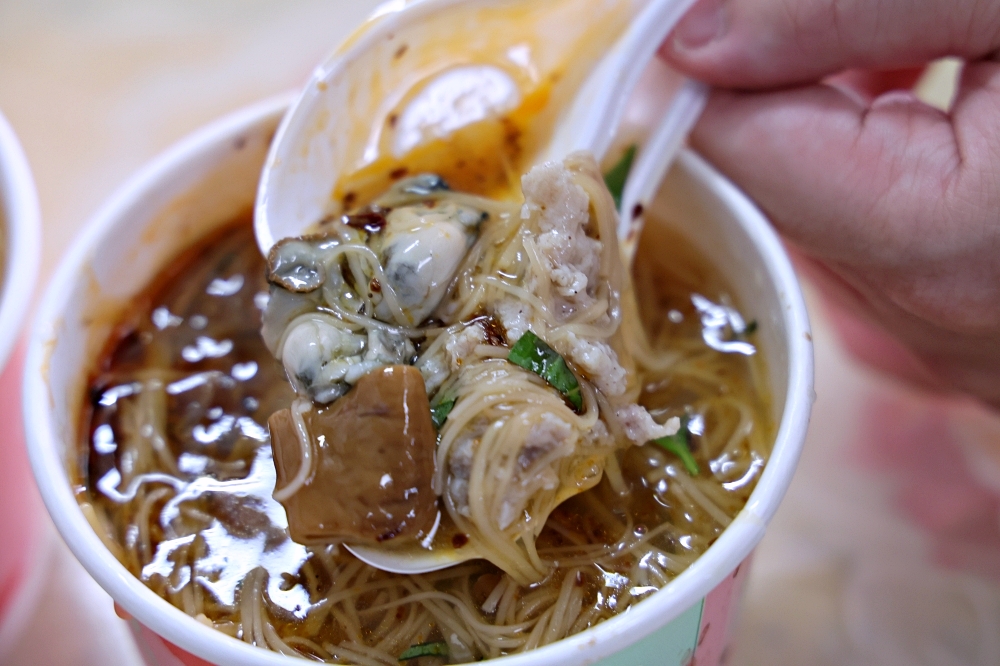 台中第五市場必吃！樂群手工麵線綜合款，大腸蚵仔肉羹一次滿足，在地人激推的銅板美味