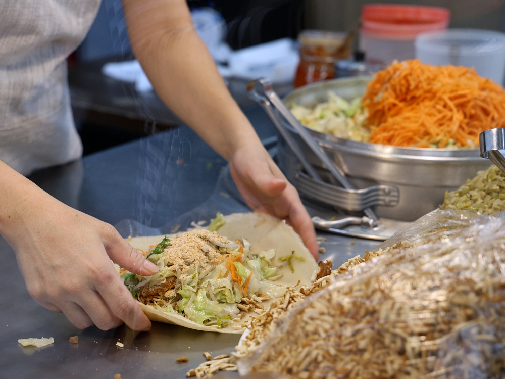 潤餅世家｜30年潤餅老店爆餡潤餅好大捲，還有濃濃花生香的冰淇淋潤餅