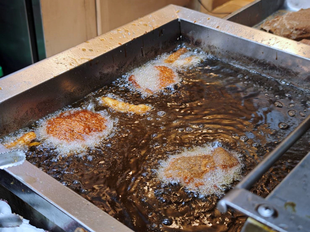 超強便當店！龍品魚丸 雞腿便當酥脆爆汁、排骨便當軟嫩入味，淋上香噴噴滷肉汁好滿足