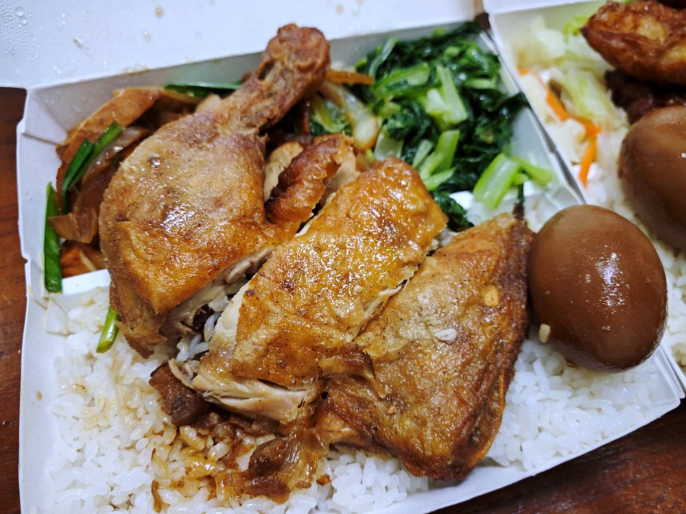 超強便當店！龍品魚丸 雞腿便當酥脆爆汁、排骨便當軟嫩入味，淋上香噴噴滷肉汁好滿足