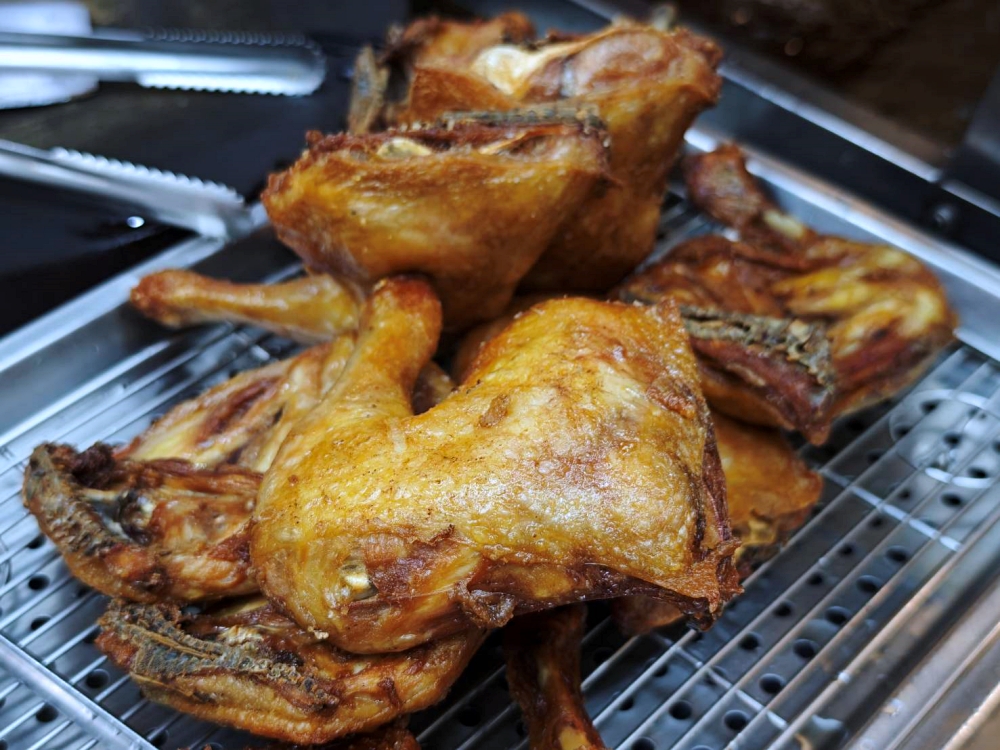 超強便當店！龍品魚丸 雞腿便當酥脆爆汁、排骨便當軟嫩入味，淋上香噴噴滷肉汁好滿足