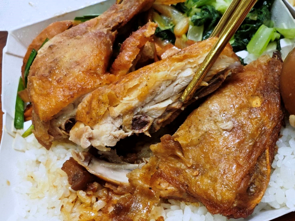超強便當店！龍品魚丸 雞腿便當酥脆爆汁、排骨便當軟嫩入味，淋上香噴噴滷肉汁好滿足
