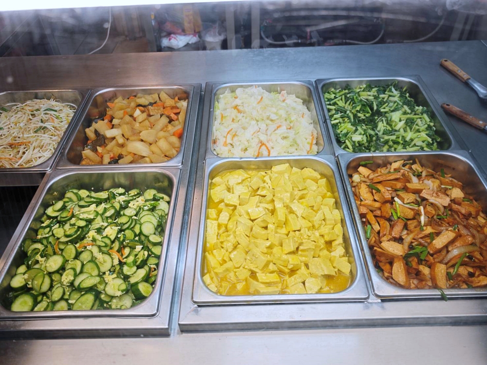 超強便當店！龍品魚丸 雞腿便當酥脆爆汁、排骨便當軟嫩入味，淋上香噴噴滷肉汁好滿足