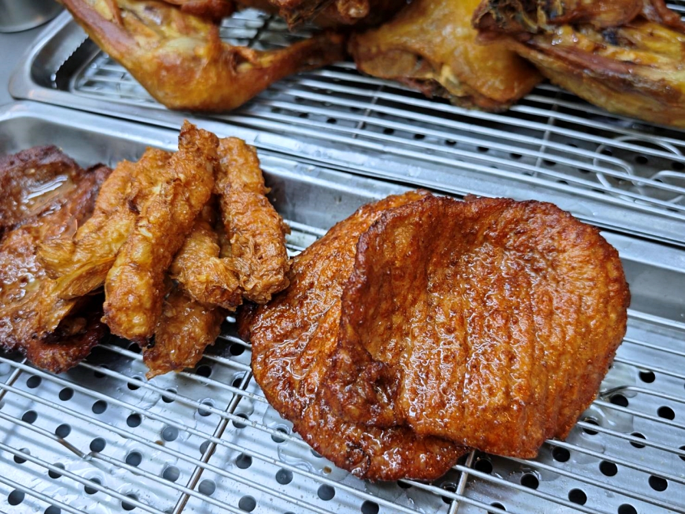 超強便當店！龍品魚丸 雞腿便當酥脆爆汁、排骨便當軟嫩入味，淋上香噴噴滷肉汁好滿足