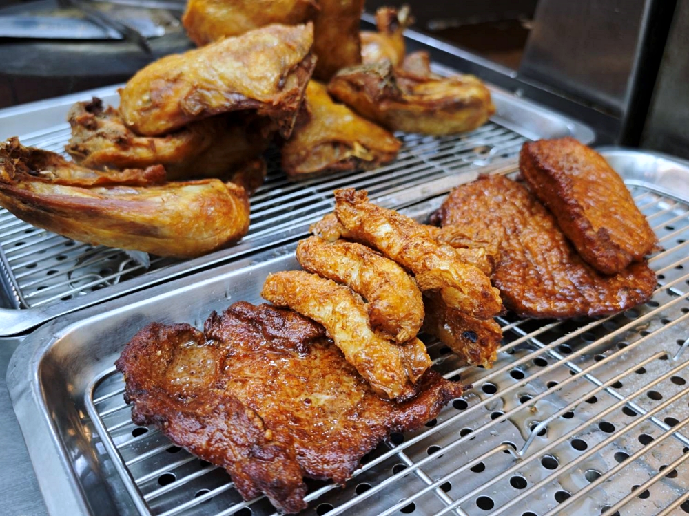 超強便當店！龍品魚丸 雞腿便當酥脆爆汁、排骨便當軟嫩入味，淋上香噴噴滷肉汁好滿足