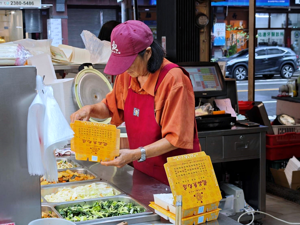 超強便當店！龍品魚丸 雞腿便當酥脆爆汁、排骨便當軟嫩入味，淋上香噴噴滷肉汁好滿足
