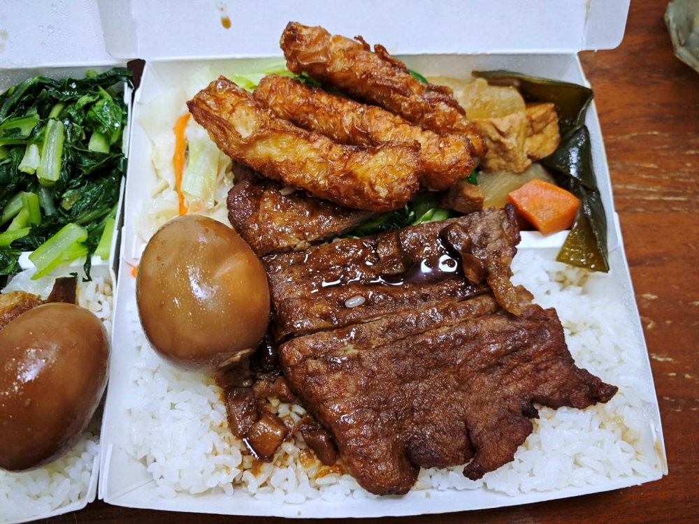超強便當店！龍品魚丸 雞腿便當酥脆爆汁、排骨便當軟嫩入味，淋上香噴噴滷肉汁好滿足