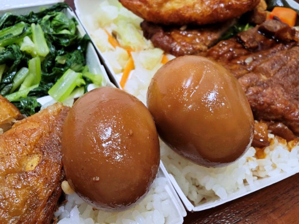 超強便當店！龍品魚丸 雞腿便當酥脆爆汁、排骨便當軟嫩入味，淋上香噴噴滷肉汁好滿足