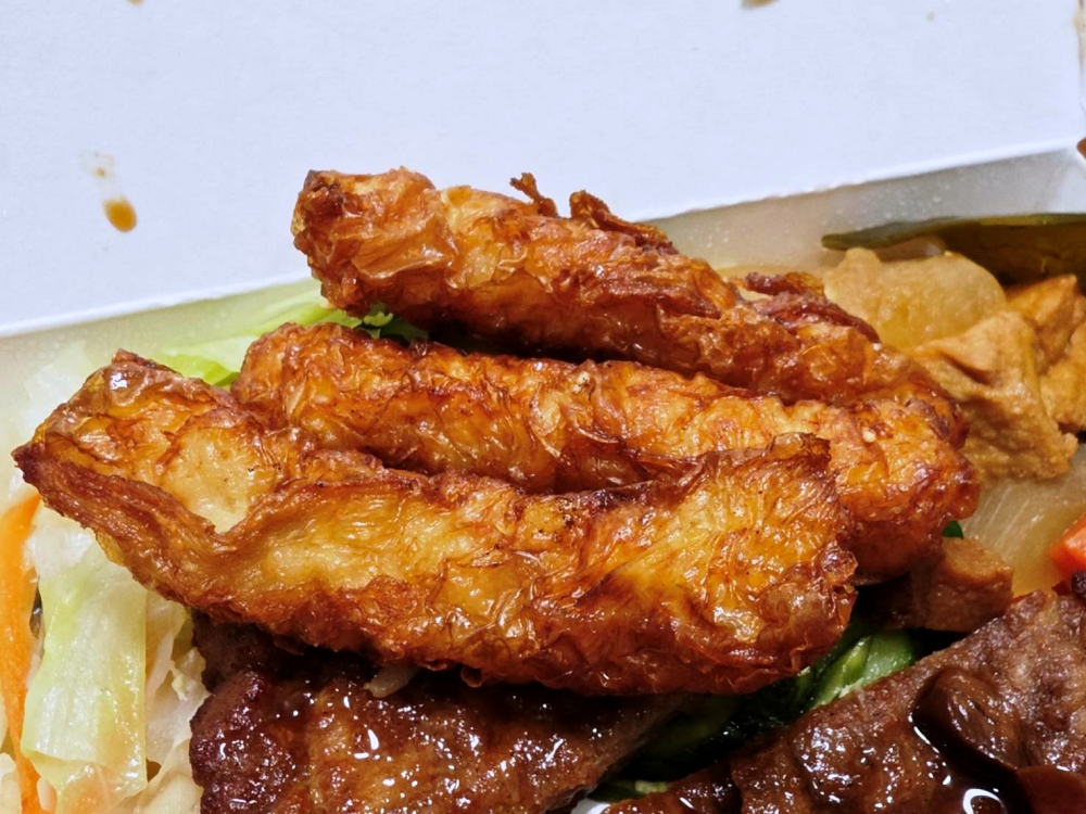超強便當店！龍品魚丸 雞腿便當酥脆爆汁、排骨便當軟嫩入味，淋上香噴噴滷肉汁好滿足