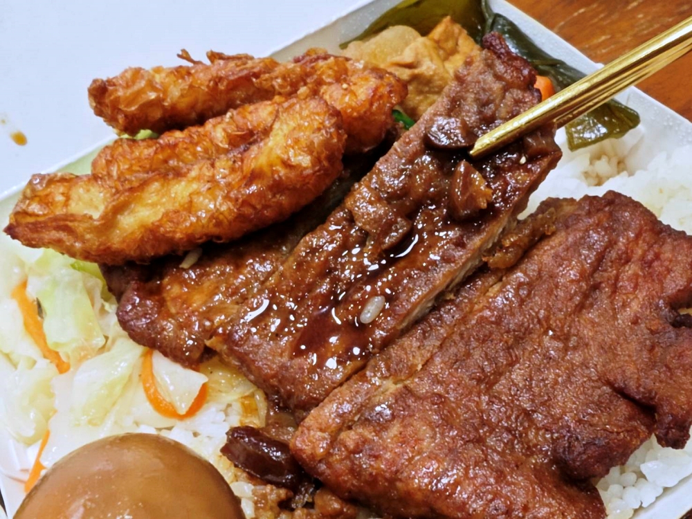 超強便當店！龍品魚丸 雞腿便當酥脆爆汁、排骨便當軟嫩入味，淋上香噴噴滷肉汁好滿足