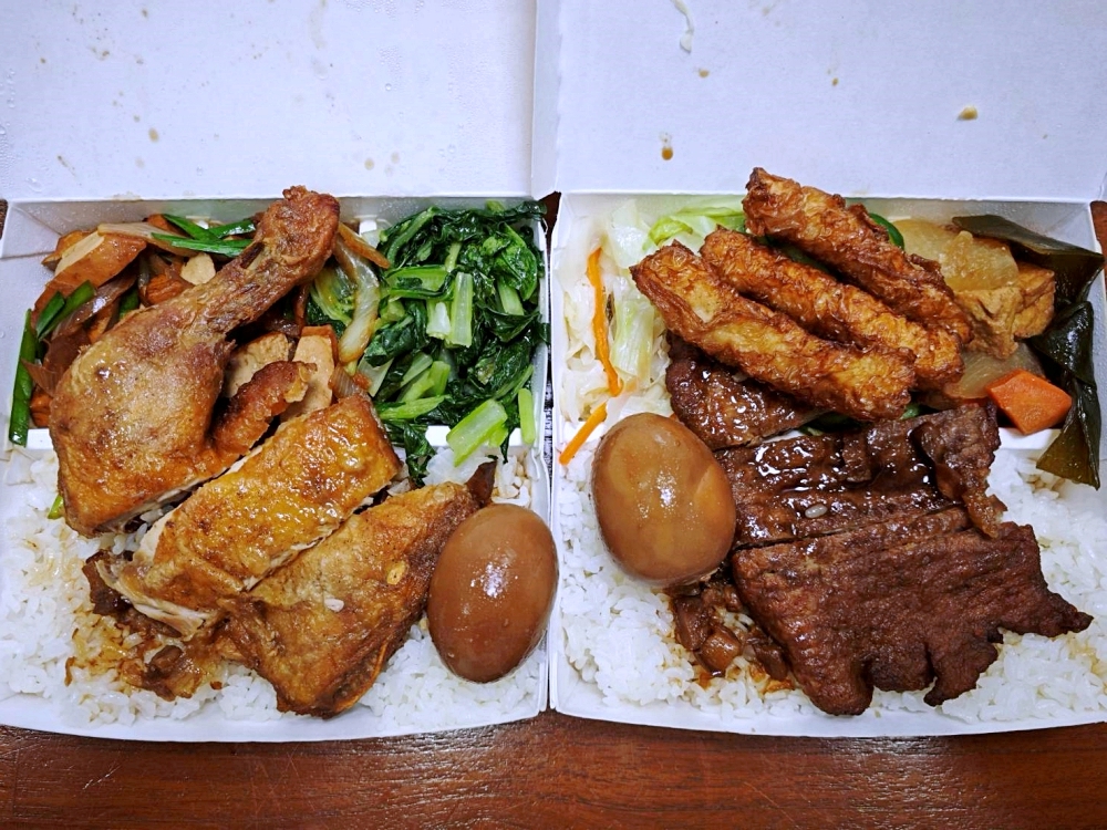 超強便當店！龍品魚丸 雞腿便當酥脆爆汁、排骨便當軟嫩入味，淋上香噴噴滷肉汁好滿足
