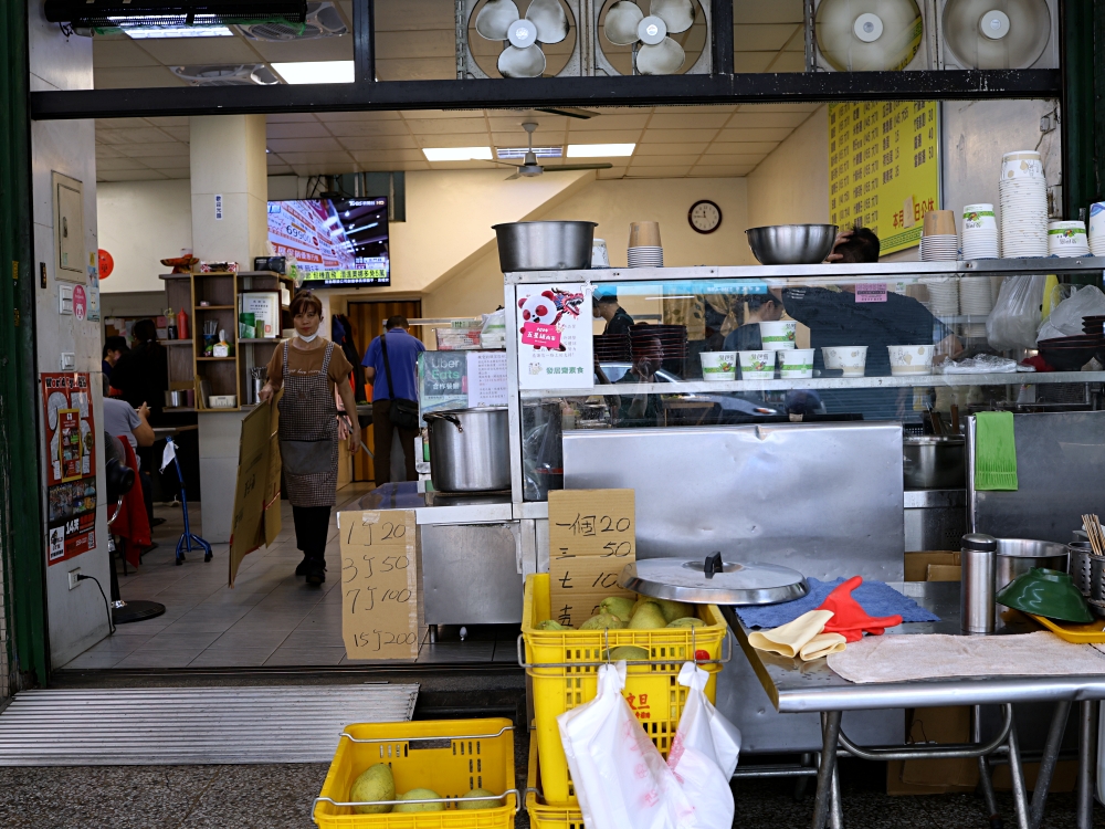發居齋素食｜黎明路素食推薦！炒米粉、炒麵30元，爆量登場，還有免費湯品，銅板價也能吃超飽