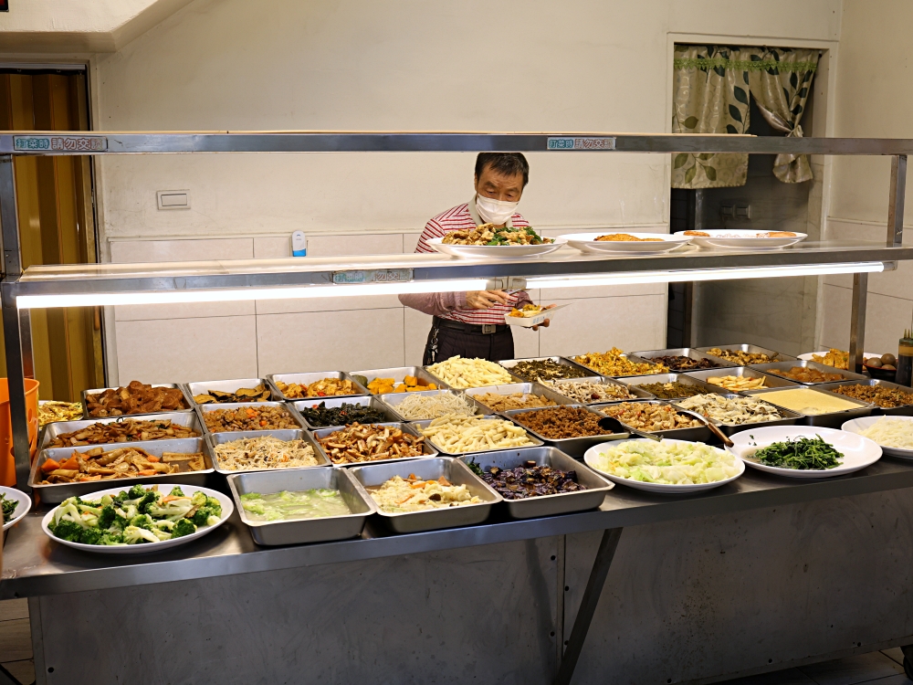 發居齋素食｜黎明路素食推薦！炒米粉、炒麵30元，爆量登場，還有免費湯品，銅板價也能吃超飽