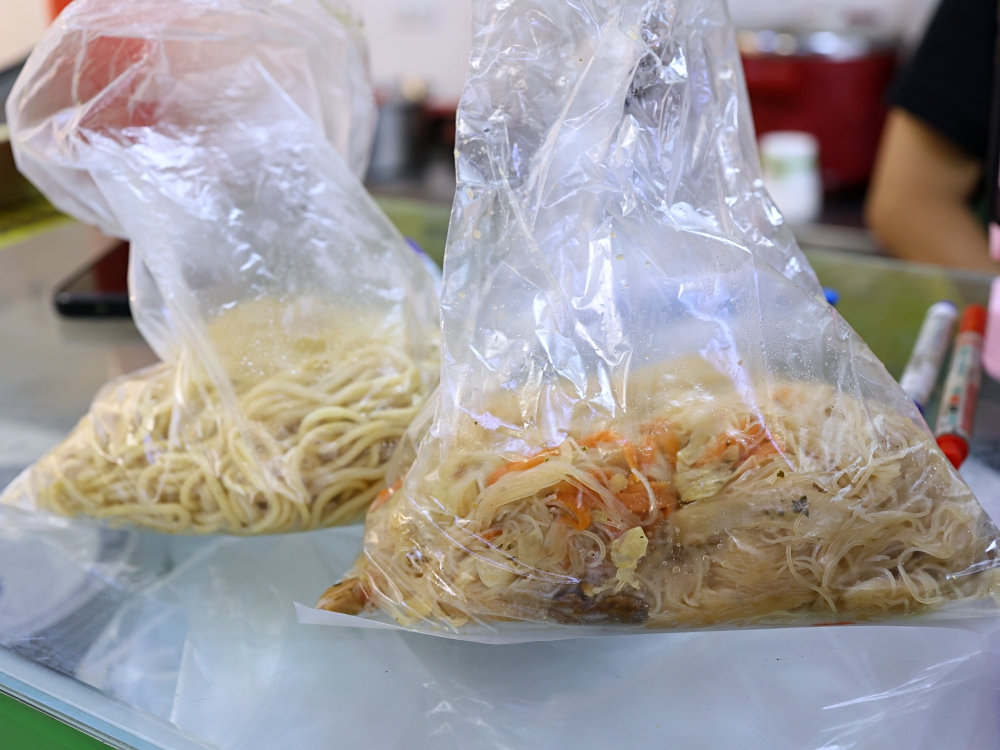 發居齋素食｜黎明路素食推薦！炒米粉、炒麵30元，爆量登場，還有免費湯品，銅板價也能吃超飽