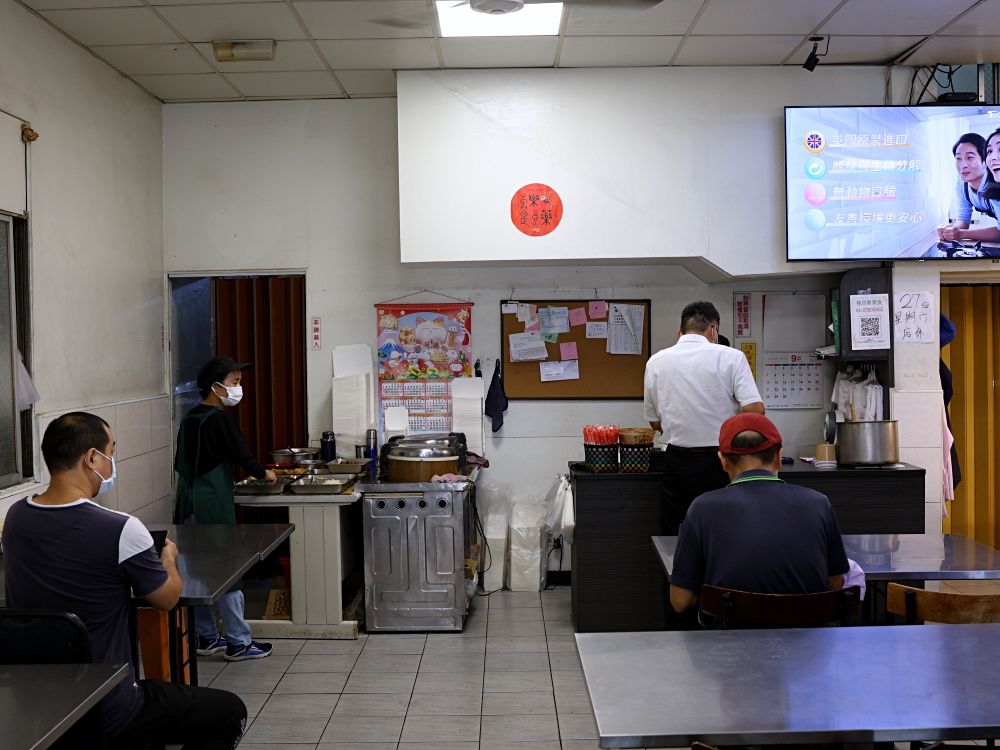 發居齋素食｜黎明路素食推薦！炒米粉、炒麵30元，爆量登場，還有免費湯品，銅板價也能吃超飽