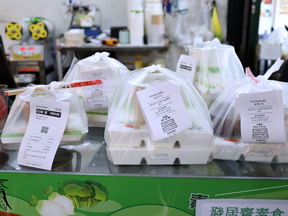 發居齋素食｜黎明路素食推薦！炒米粉、炒麵30元，爆量登場，還有免費湯品，銅板價也能吃超飽