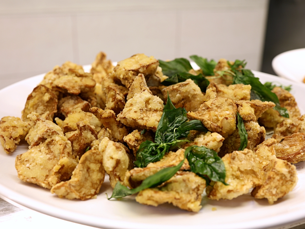 發居齋素食｜黎明路素食推薦！炒米粉、炒麵30元，爆量登場，還有免費湯品，銅板價也能吃超飽
