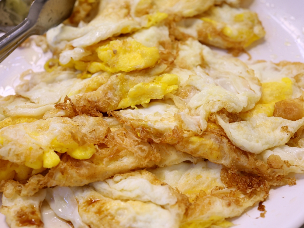 發居齋素食｜黎明路素食推薦！炒米粉、炒麵30元，爆量登場，還有免費湯品，銅板價也能吃超飽