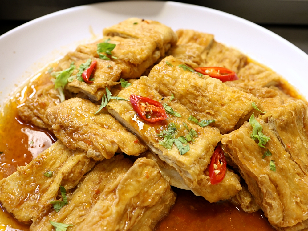 發居齋素食｜黎明路素食推薦！炒米粉、炒麵30元，爆量登場，還有免費湯品，銅板價也能吃超飽