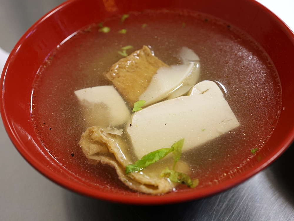 發居齋素食｜黎明路素食推薦！炒米粉、炒麵30元，爆量登場，還有免費湯品，銅板價也能吃超飽