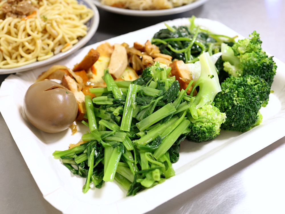 發居齋素食｜黎明路素食推薦！炒米粉、炒麵30元，爆量登場，還有免費湯品，銅板價也能吃超飽
