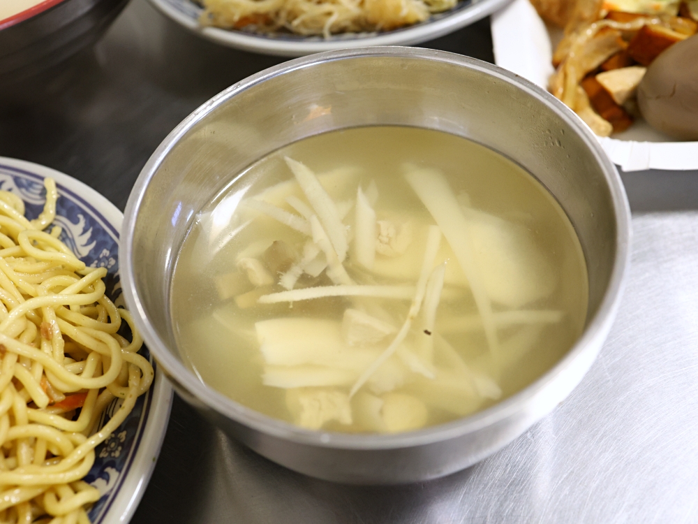 發居齋素食｜黎明路素食推薦！炒米粉、炒麵30元，爆量登場，還有免費湯品，銅板價也能吃超飽