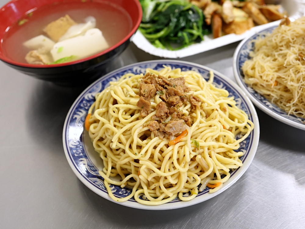 發居齋素食｜黎明路素食推薦！炒米粉、炒麵30元，爆量登場，還有免費湯品，銅板價也能吃超飽