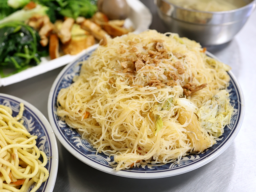 發居齋素食｜黎明路素食推薦！炒米粉、炒麵30元，爆量登場，還有免費湯品，銅板價也能吃超飽