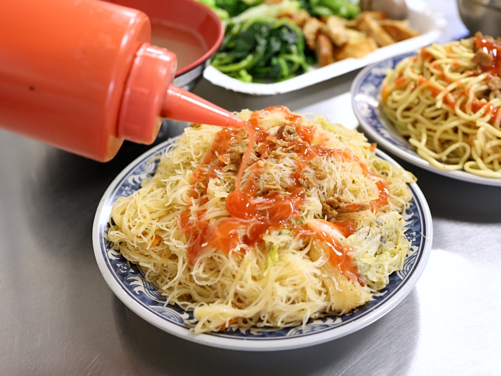 發居齋素食｜黎明路素食推薦！炒米粉、炒麵30元，爆量登場，還有免費湯品，銅板價也能吃超飽