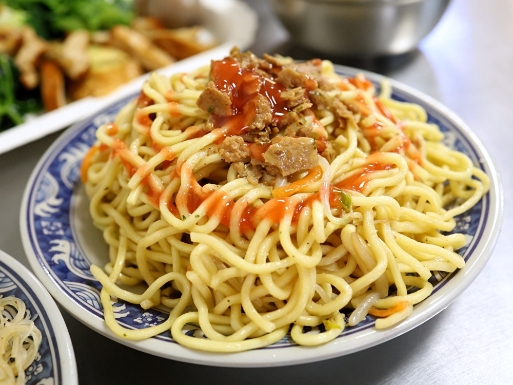 發居齋素食｜黎明路素食推薦！炒米粉、炒麵30元，爆量登場，還有免費湯品，銅板價也能吃超飽