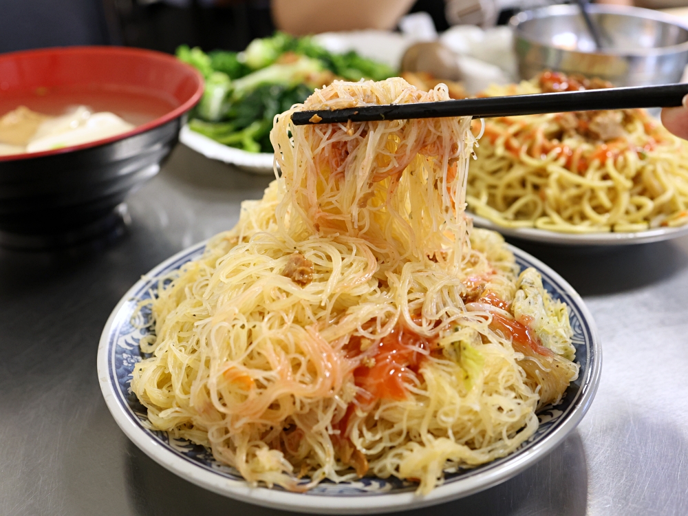 發居齋素食｜黎明路素食推薦！炒米粉、炒麵30元，爆量登場，還有免費湯品，銅板價也能吃超飽
