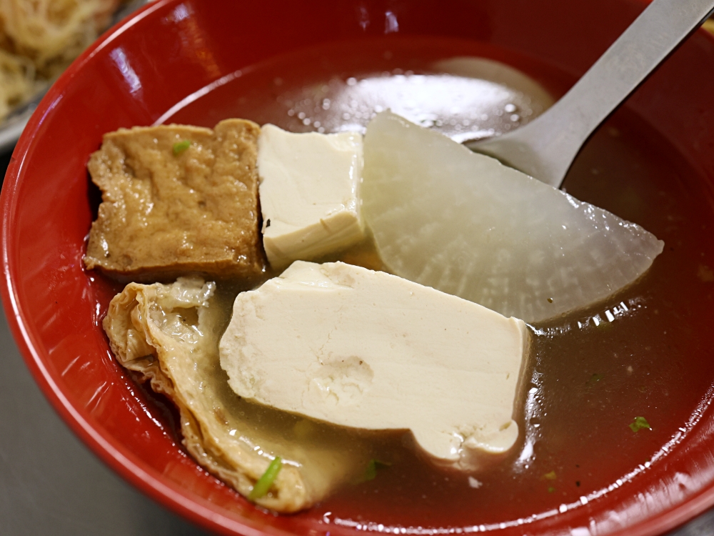 發居齋素食｜黎明路素食推薦！炒米粉、炒麵30元，爆量登場，還有免費湯品，銅板價也能吃超飽