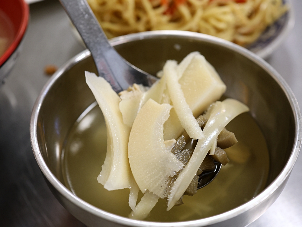 發居齋素食｜黎明路素食推薦！炒米粉、炒麵30元，爆量登場，還有免費湯品，銅板價也能吃超飽
