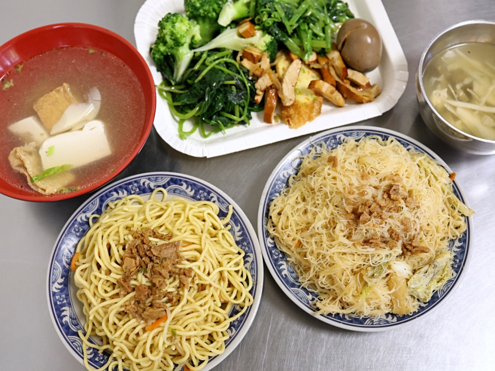 發居齋素食｜黎明路素食推薦！炒米粉、炒麵30元，爆量登場，還有免費湯品，銅板價也能吃超飽