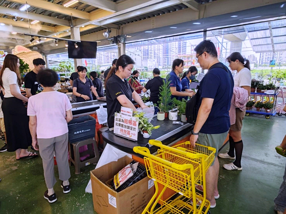 旋轉花市 | 兩層樓多肉、觀葉、空鳳超好逛,有免費停車、換盆服務,植物控必逛台中花市 旋轉花市 | 兩層樓多肉、觀葉、空鳳超好逛,有免費停車、換盆服務,植物控必逛台中花市
