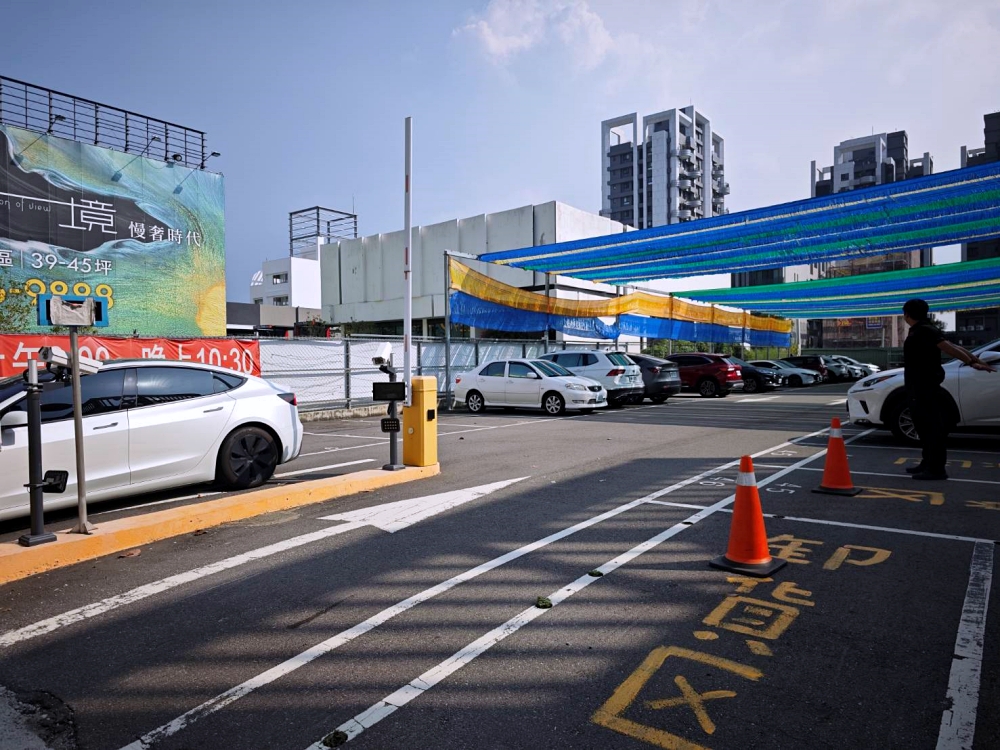 旋轉花市 | 兩層樓多肉、觀葉、空鳳超好逛,有免費停車、換盆服務,植物控必逛台中花市 旋轉花市 | 兩層樓多肉、觀葉、空鳳超好逛,有免費停車、換盆服務,植物控必逛台中花市