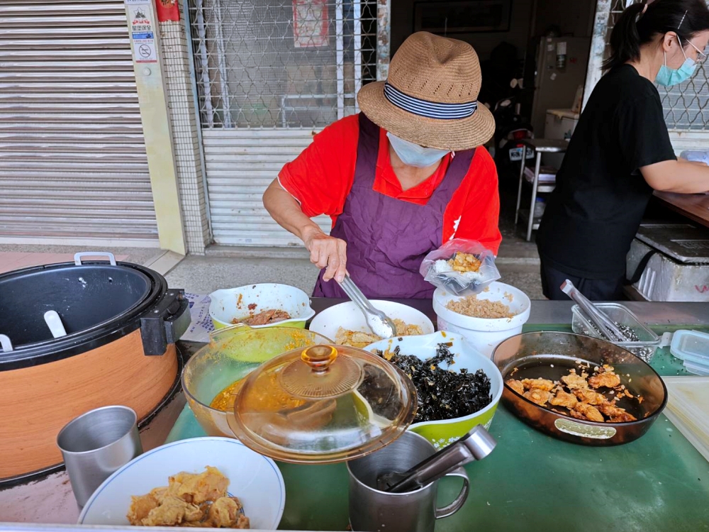 青海路日式飯糰 | 壽司米包卜肉、厚蛋燒，懂吃就懂的台中必吃飯糰~