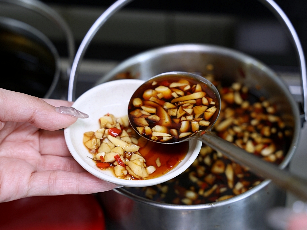 廣式養生功夫椰子雞 | 100%純椰汁湯頭好清甜,台中熱年菜10道餐桌大爆滿 廣式養生功夫椰子雞 | 100%純椰汁湯頭好清甜,台中熱年菜10道餐桌大爆滿
