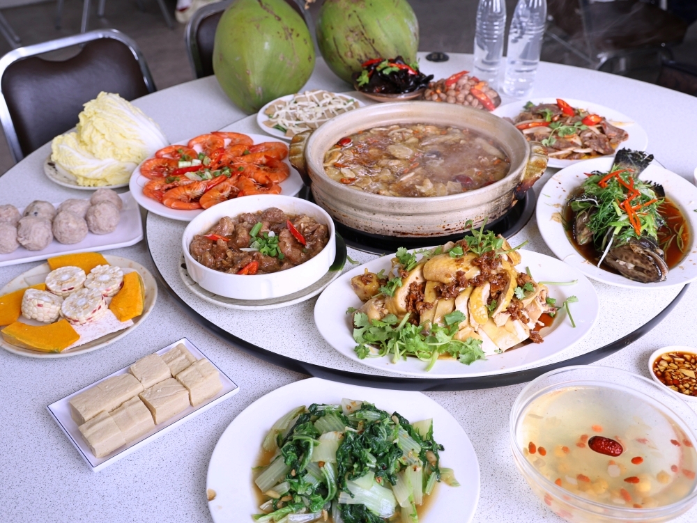 廣式養生功夫椰子雞 | 100%純椰汁湯頭好清甜，台中熱年菜10道餐桌大爆滿