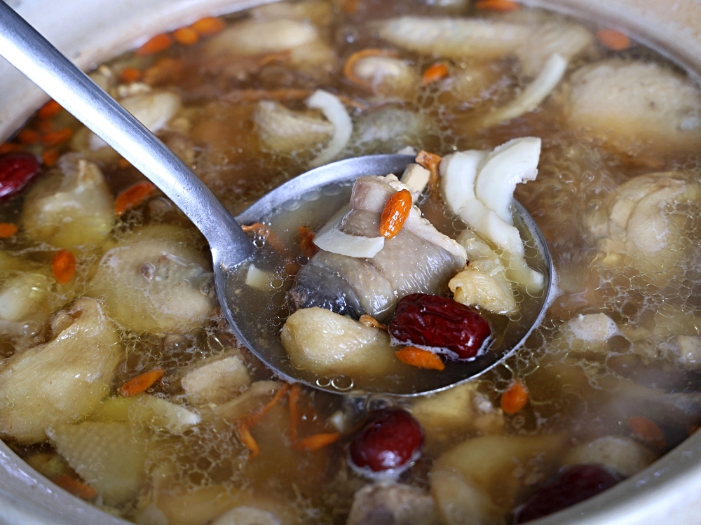 廣式養生功夫椰子雞 | 100%純椰汁湯頭好清甜,台中熱年菜10道餐桌大爆滿 廣式養生功夫椰子雞 | 100%純椰汁湯頭好清甜,台中熱年菜10道餐桌大爆滿