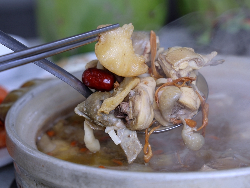 廣式養生功夫椰子雞 | 100%純椰汁湯頭好清甜,台中熱年菜10道餐桌大爆滿 廣式養生功夫椰子雞 | 100%純椰汁湯頭好清甜,台中熱年菜10道餐桌大爆滿