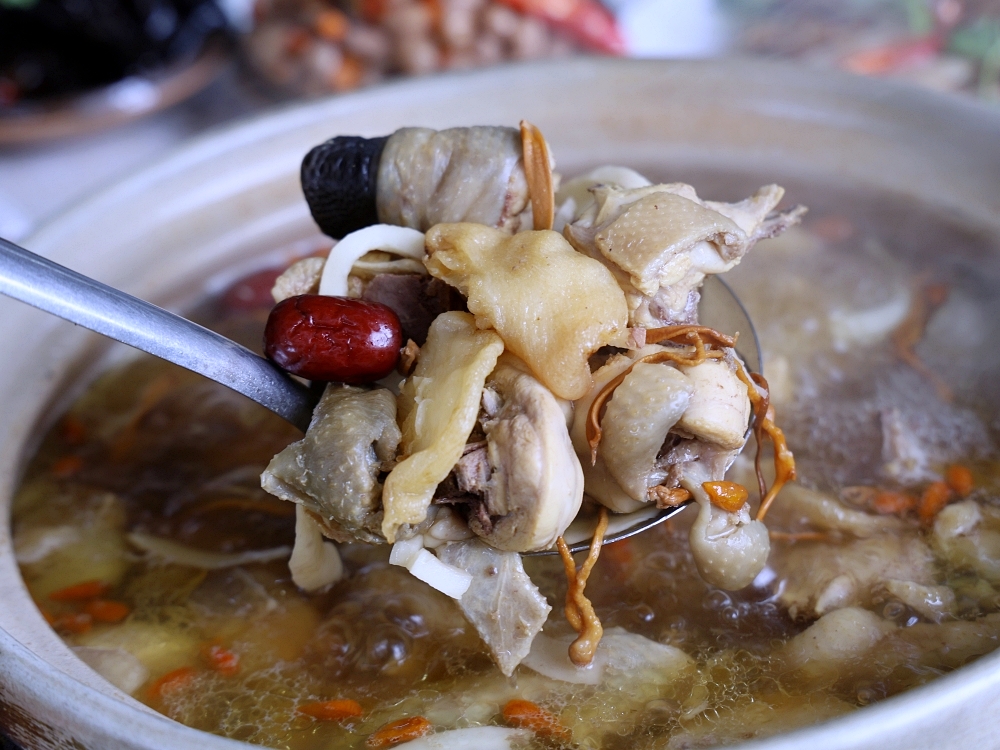 廣式養生功夫椰子雞 | 100%純椰汁湯頭好清甜,台中熱年菜10道餐桌大爆滿 廣式養生功夫椰子雞 | 100%純椰汁湯頭好清甜,台中熱年菜10道餐桌大爆滿