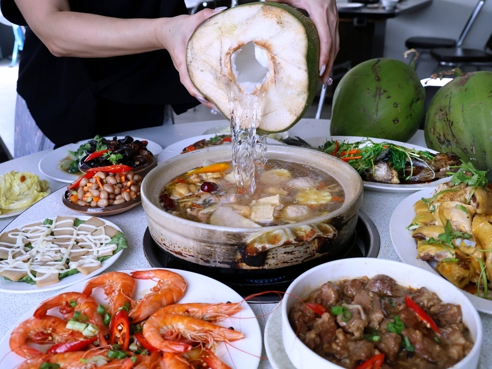 廣式養生功夫椰子雞 | 100%純椰汁湯頭好清甜,台中熱年菜10道餐桌大爆滿 廣式養生功夫椰子雞 | 100%純椰汁湯頭好清甜,台中熱年菜10道餐桌大爆滿