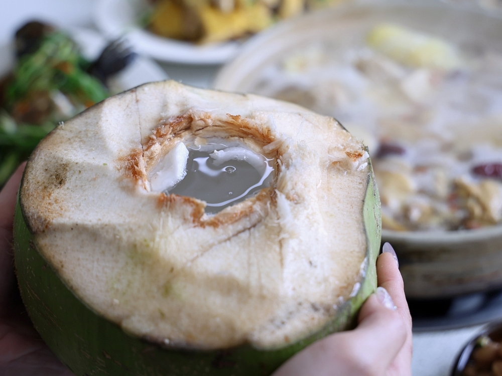 廣式養生功夫椰子雞 | 100%純椰汁湯頭好清甜,台中熱年菜10道餐桌大爆滿 廣式養生功夫椰子雞 | 100%純椰汁湯頭好清甜,台中熱年菜10道餐桌大爆滿