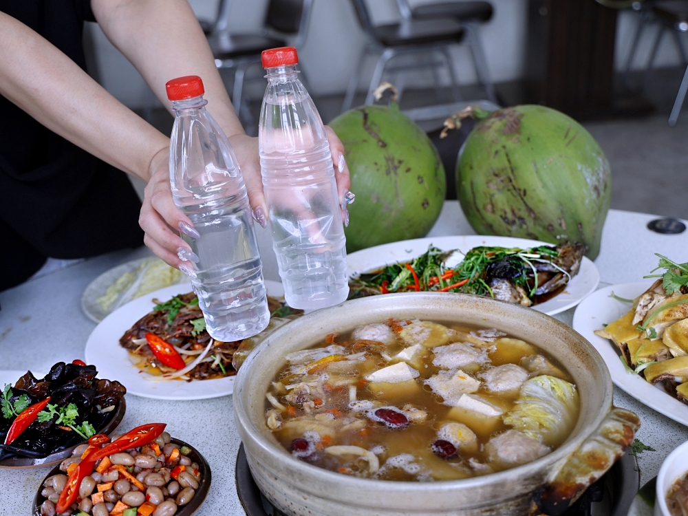 廣式養生功夫椰子雞 | 100%純椰汁湯頭好清甜,台中熱年菜10道餐桌大爆滿 廣式養生功夫椰子雞 | 100%純椰汁湯頭好清甜,台中熱年菜10道餐桌大爆滿