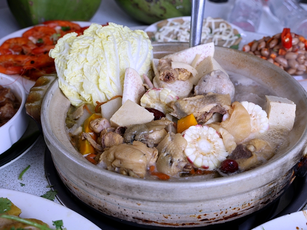 廣式養生功夫椰子雞 | 100%純椰汁湯頭好清甜,台中熱年菜10道餐桌大爆滿 廣式養生功夫椰子雞 | 100%純椰汁湯頭好清甜,台中熱年菜10道餐桌大爆滿