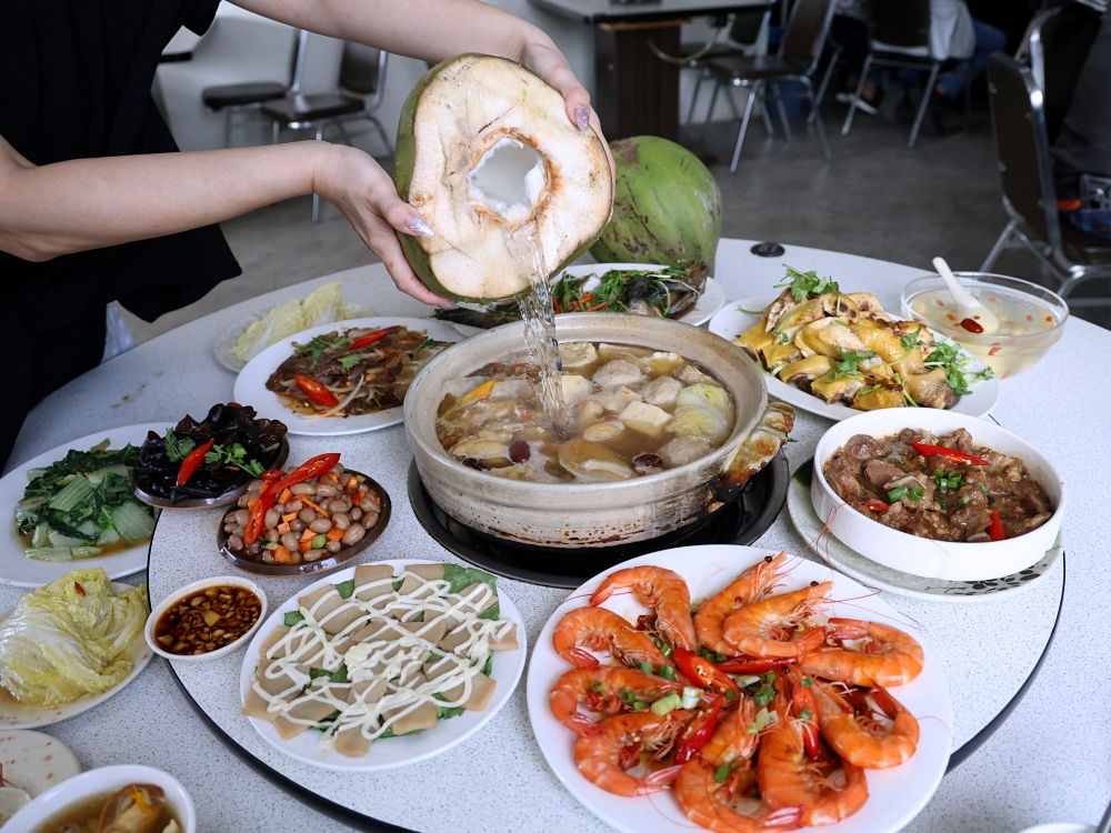 廣式養生功夫椰子雞 | 100%純椰汁湯頭好清甜,台中熱年菜10道餐桌大爆滿 廣式養生功夫椰子雞 | 100%純椰汁湯頭好清甜,台中熱年菜10道餐桌大爆滿