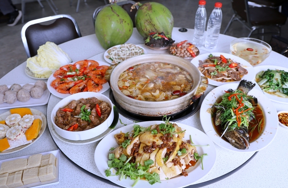 廣式養生功夫椰子雞 | 100%純椰汁湯頭好清甜,台中熱年菜10道餐桌大爆滿 廣式養生功夫椰子雞 | 100%純椰汁湯頭好清甜,台中熱年菜10道餐桌大爆滿