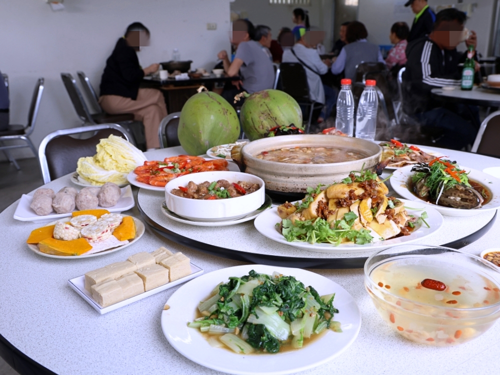 廣式養生功夫雞 | 別小看稻田裡的鐵皮屋，整鍋雞湯100%現剖椰子汁，南屯美食推薦